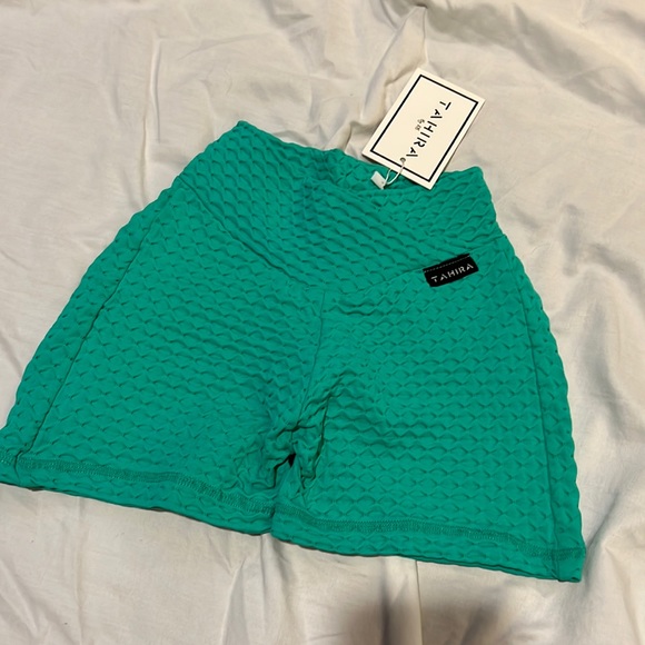 tahira Pants - Tahira Scrunch butt shorts mint